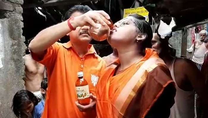 করোনা রুখতে গোমূত্র! নিজে খেয়ে, অপরকে খাইয়ে ‘সচেতনতা’ বার্তা বঙ্গ বিজেপি নেতার করোনা রুখতে গোমূত্র! নিজে খেয়ে, অপরকে খাইয়ে ‘সচেতনতা’ বার্তা বঙ্গ বিজেপি নেতার