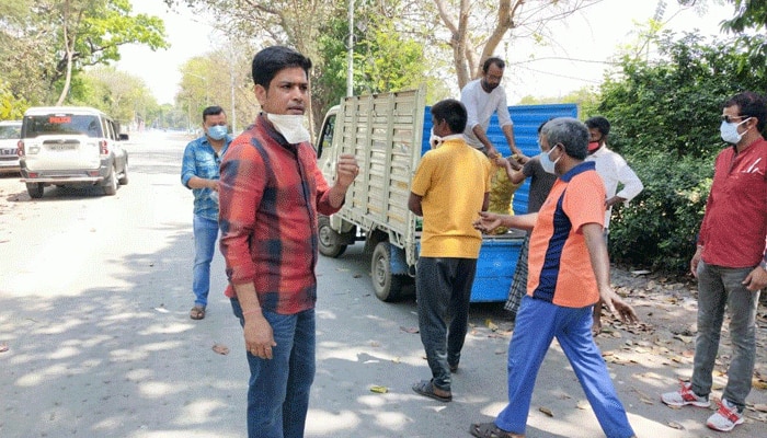 ময়দানের মালিদের চাল-ডাল জরুরি জিনিস তুলে দিলেন লক্ষ্মী রতন শুক্লা 