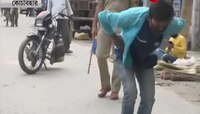 লকডাউন ভাঙছিলেন এলাকাবাসীরা, রাস্তার মাঝেই কান ধরে ওঠবস করাল পুলিস