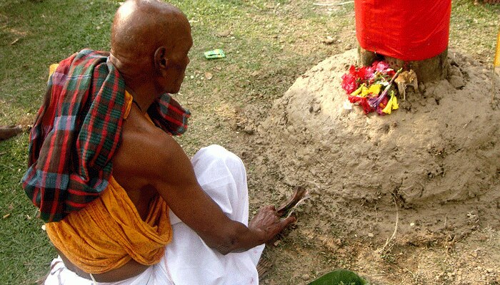 লকডাউনে অনাহারে দিন কাটছে, &#039;সরকার সাহায্য করুন&#039; আর্তি রোজগারহীন পুরোহিতদের 