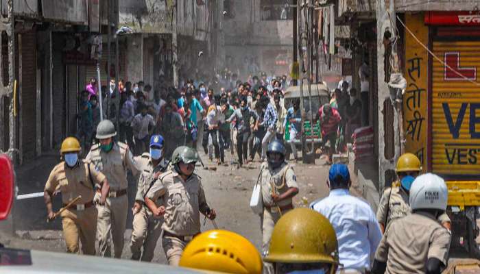 পাথর বৃষ্টি-পাল্টা টিয়ার গ্যাস, বাড়ি ফেরা নিয়ে সুরাটে খণ্ডযুদ্ধ পুলিস-পরিযায়ী শ্রমিকদের