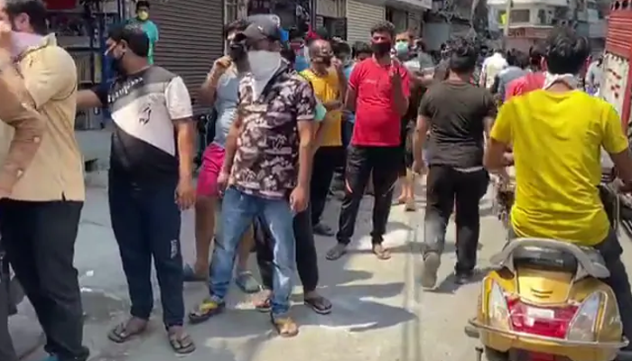 ৪২ দিন পর গলা ভেজাবো, ভেবেই আনন্দ লাগছে, লম্বা লাইনে দাঁড়িয়ে মন্তব্য সুরাপ্রেমীর