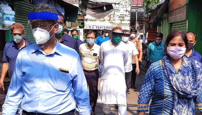 বড়বাজারে সংক্রমণ ঠেকাতে অ্যাম্বুল্যান্সে নমুনা সংগ্রহ ওয়ার্ডে ওয়ার্ডে