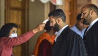 করোনার জন্য এবার বদলে গেল দেশের আইনজীবীদের পোশাক