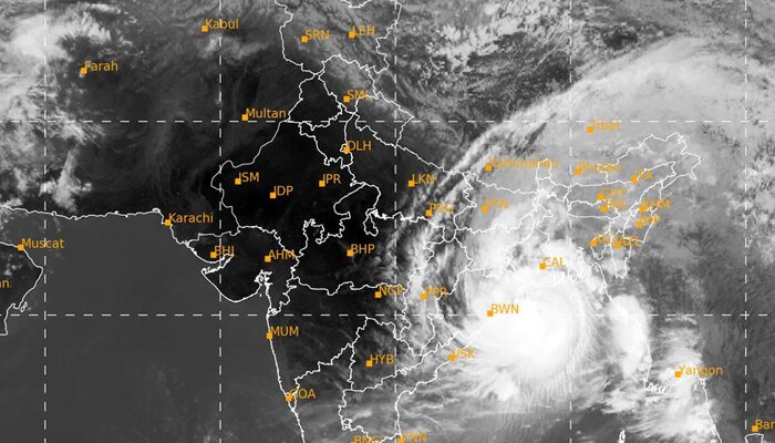 AMPHAN LIVE: ১৩০ কিমি বেগে কলকাতার ওপর দিয়ে বইছে আমফান