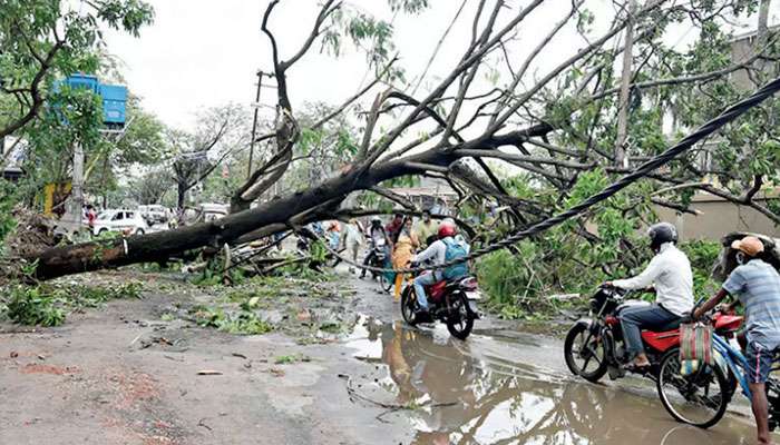 বিদ্যুৎহীন বেহালার একাধিক জায়গায় CESC-র গাড়ি ঘিরে বিক্ষোভ স্থানীয়দের