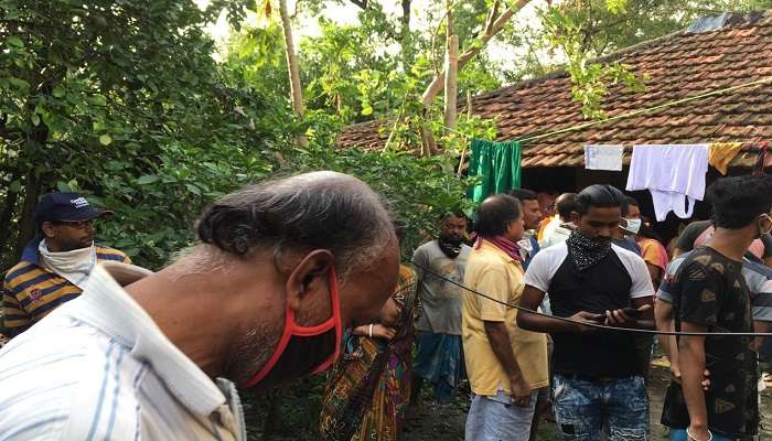 মানসিক প্রতিবন্ধী ছেলেকে কুপিয়ে খুনের অভিযোগ বাবা-মায়ের বিরুদ্ধে, উত্তপ্ত গড়ফা মানসিক প্রতিবন্ধী ছেলেকে কুপিয়ে খুনের অভিযোগ বাবা-মায়ের বিরুদ্ধে, উত্তপ্ত গড়ফা