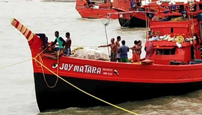 &#039;এবার ভালো ইলিশ মিলবে!&#039;, মুখে মাস্ক বেঁধে মাছ ধরতে গভীর সমুদ্রে পাড়ি দিল ৫০০০ ট্রলার