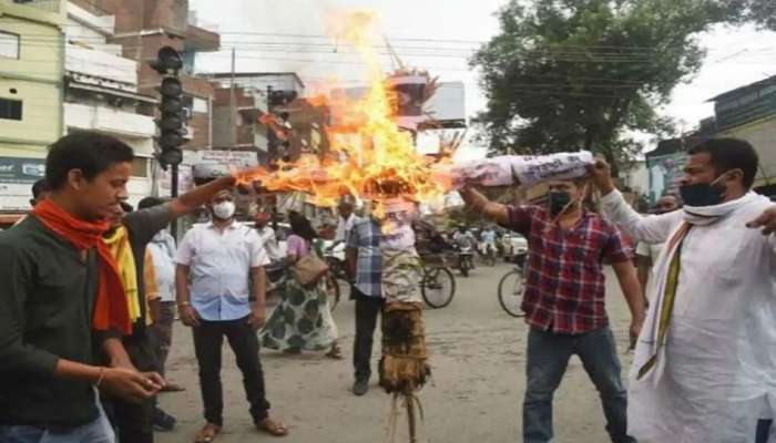 রাগে, ক্ষোভে সলমন, করণের কুশপুতুল পোড়াচ্ছেন সুশান্তের ভক্তরা 