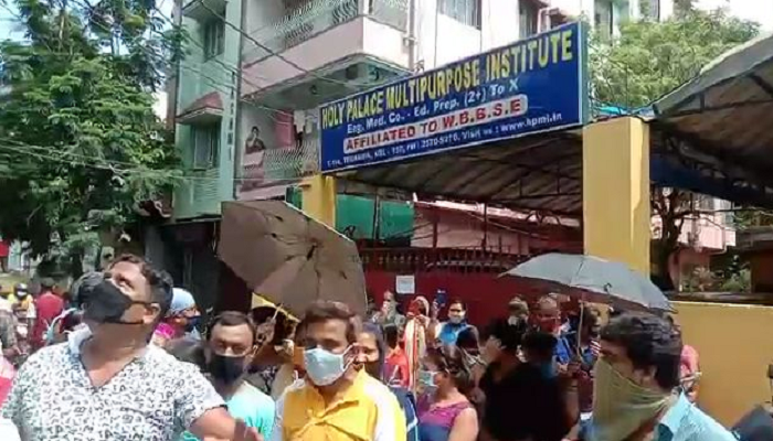 ফি কমানোর দাবিতে একই দিনে কলকাতার দু'প্রান্তে দুই বেসরকারি ইংরাজি মাধ্যম স্কুলে বিক্ষোভ