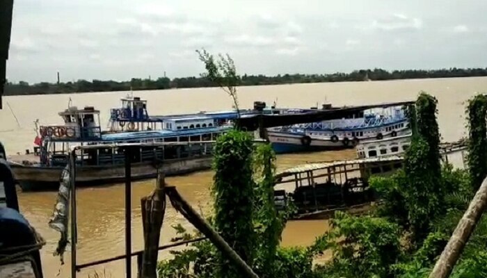 প্রশাসনের ভুলে দেড় ঘন্টা বন্ধ নৈহাটি-চুঁচুড়া ফেরিসার্ভিস , নাকাল কয়েকশো যাত্রী