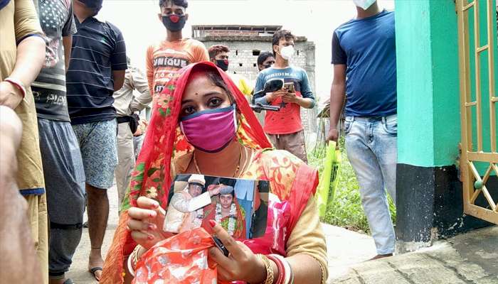 তাঁর বাড়িতেই ছেলের থাকা-পড়াশোনা, এখন তাঁকেই বধূ মানতে নারাজ শ্বশুরবাড়ি, ধর্নায় যুবতী