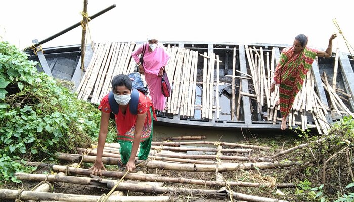 ফি বছর বর্ষা  সাঁকোর সঙ্গে ভাঙে গ্রামের মেয়েদের বিয়েও! এটাও এখন রেওয়াজ গড়বেতায়