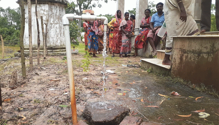 হাত দিলেই ফোস্কা, পাত্রসায়রে শ্মাশানকালী মন্দিরের সাবমার্সিবল থেকে বেরোচ্ছে ফুটন্ত জল