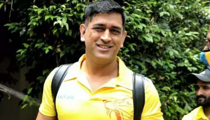 বিজনেস ক্লাস-এর সিট ছেড়ে দিলেন স্টাফ-এর জন্য! ধোনির মনটা ঠিক কত বড়!