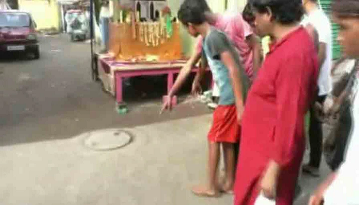 জগদ্দলে বাইক আটকে ১৬ বছরের কিশোরকে মাথায় গুলি করে খুন! 