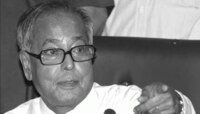 সংসদে প্রথম বক্তব্যেই বাবাকে রাজনৈতিক অস্তিত্ব সঙ্কটে ফেলে দিয়েছিলেন প্রণব