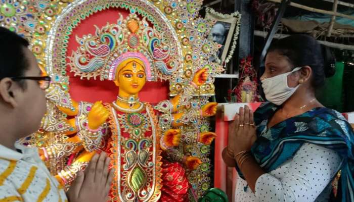 প্রয়াত শিল্পীর শেষ ছোঁয়া সঙ্গে নিয়ে কালীঘাটের কুমোর পাড়া থেকে হংকং যাচ্ছেন দেবী দুর্গা!