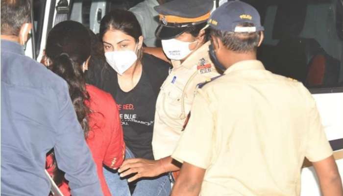 'রিয়াকে ফাঁসাও নাটক', মিডিয়াকে খোলা চিঠি সোনম, জোয়া অনুরাগের         