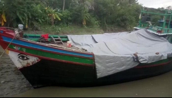 মাছ ধরার ছোট ট্রলার থেকে ২৫০ টন মুসুর ডাল আটক , পাচারকারিরা পলাতক