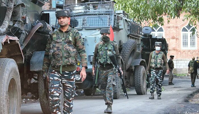 ভরসন্ধেয় বাড়ির সামনেই বিজেপি নেতাকে গুলি করে মারল জঙ্গিরা