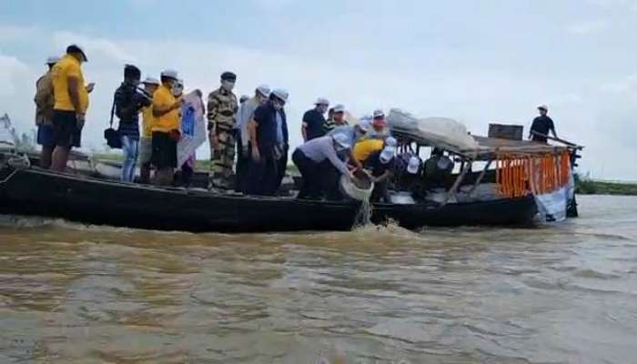 &#039;আত্মনির্ভর ভারত&#039;-এর লক্ষ্যে ইলিশের চারা ছাড়া হল গঙ্গায় 