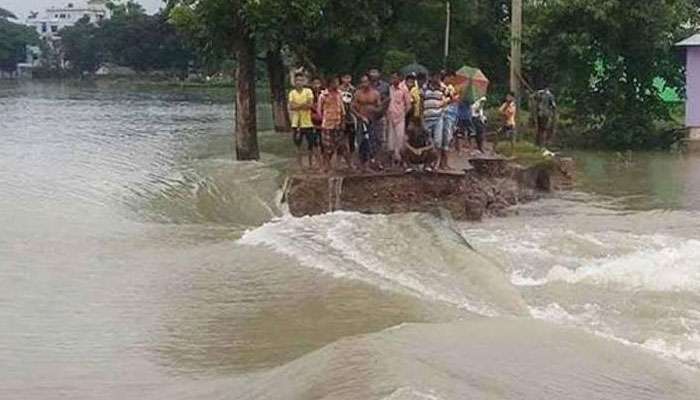 জাতীয় সড়ক দিয়ে হু হু করে জল বইছে, প্রমাদ গুনছে রায়গঞ্জবাসী