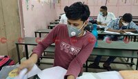 'গ্রামে ইন্টারনেট নেই...', ঘুরে দাঁড়াতে করোনার মধ্যে কলেজে এসেই পরীক্ষা দিল আবদুস