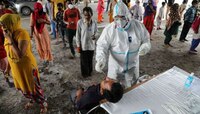 তাজ্জব করার মতো পরিসংখ্যান! ভারতে কি দুর্বল হচ্ছে কোভিড?          