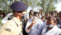 হাথরস গেলেন আপ-এর সাংসদ, ফিরলেন মুখে-চোখে কালো কালি মেখে