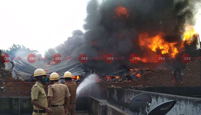 চিৎপুরে ভয়াবহ অগ্নিকাণ্ড, তিন ঘণ্টা পরেও আগুন নেভাতে হিমশিম দমকলের ১৮টি ইঞ্জিন 