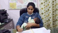 দু'সপ্তাহের বাচ্চা কোলে! সরকারি কর্মীদের জন্য দৃষ্টান্ত রাখলেন মহিলা আইএএস অফিসার