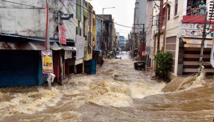 বৃষ্টির জলে ভেসে যাচ্ছেন মানুষও!