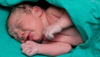 মহিলা যাত্রীদের সহযোগিতায় বাসেই পুত্র সন্তানের জন্ম দেন মা, নাম দেওয়া হল 'রানার'