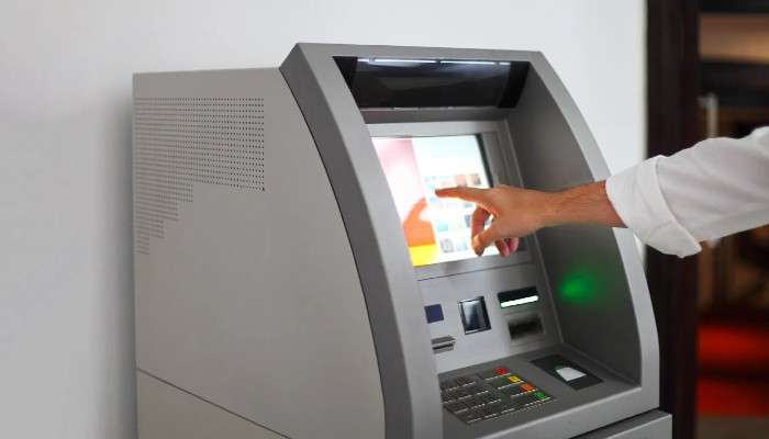 ATM থেকে পাঁচ হাজার টাকার বেশি তুললেই দিতে হবে বাড়তি চার্জ! আসছে নতুন নিয়ম