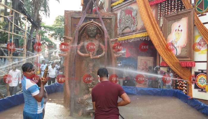 ছবি: করোনাকালে মণ্ডপের সামনেই কৃত্রিম জলাধারে ত্রিধারার বিসর্জন  