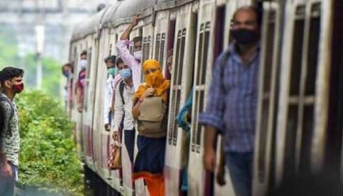 মুখ্যমন্ত্রীর আবেদনে সাড়া, ভিড় সামলাতে শুক্রবার থেকে অফিস টাইমে ৯৫% ট্রেন