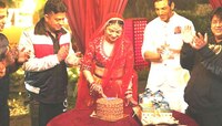 'সত্যমেব জয়তে'-২ এর সেটেই জন্মদিন সেলিব্রেট করলেন দিব্যা খোসলা কুমার