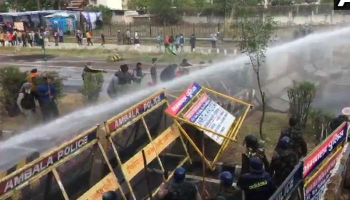 &#039;দিল্লি চলো&#039;য় বাধা কৃষকদের, হরিয়ানায় কাঁদানে গ্যাস, জলকামান ব্যবহার পুলিসের 