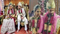 বিয়ের আসরে শ্বেতাকে ভালবাসায় মগ্ন আদিত্য নারায়ণ দেখুন