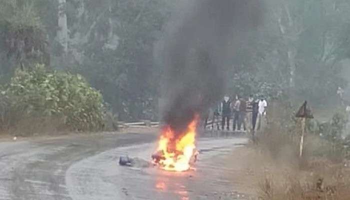 চলন্ত স্কুটিতে এসে পড়ল হাই টেনশন তার! মর্মান্তিক পরিণতি শিক্ষিকার