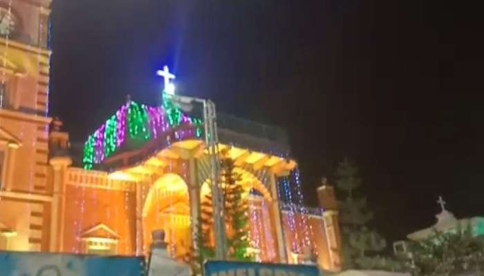 করোনা আতঙ্কে দর্শকদের প্রবেশ নিষেধ, Christmas ইভে সেজে উঠেছে  Bandel Church