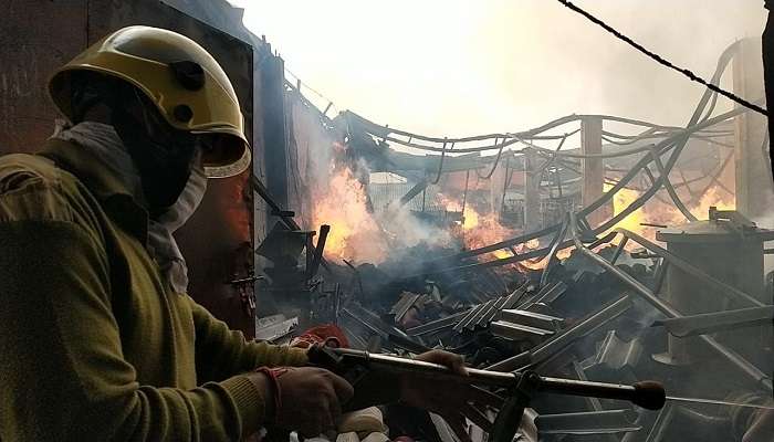 কাজ চলাকালী বিধ্বংসী আগুনে পুড়ে ছাই লিলুয়ার সুতোর কারখানা