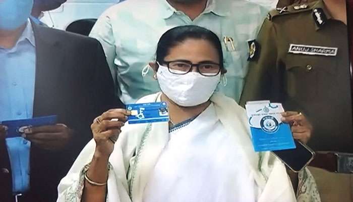 লাইনে দাঁড়িয়ে স্বাস্থ্যসাথী কার্ড নিলেন মুখ্যমন্ত্রী