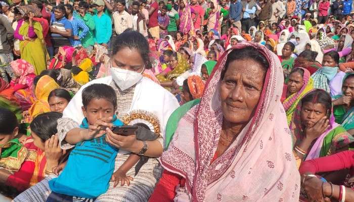 মঞ্চে বসার জন্য হুড়োহুড়ি নেতাদের , জনতার মাঝে এলাকার প্রাক্তন TMC সাংসদ