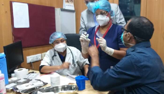 জেলায় জেলায় চলছে Vaccination, &#039;কোনও সমস্যা হচ্ছে না,&#039; জানালেন টিকাগ্রহীতারা