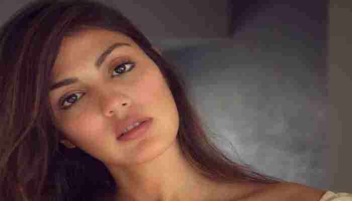 ফুল কিনতে বেরিয়ে ক্যামেরা দেখে বিরক্ত Rhea Chakraborty