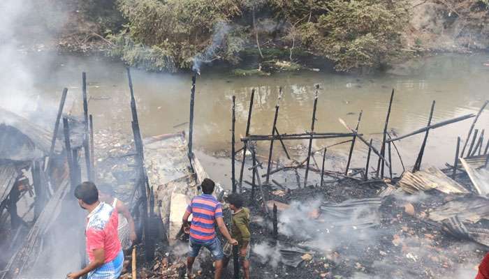 নারকেলডাঙা বস্তিতে বিধ্বংসী আগুন, দমকল দেরিতে আসার অভিযোগে উত্তেজনা