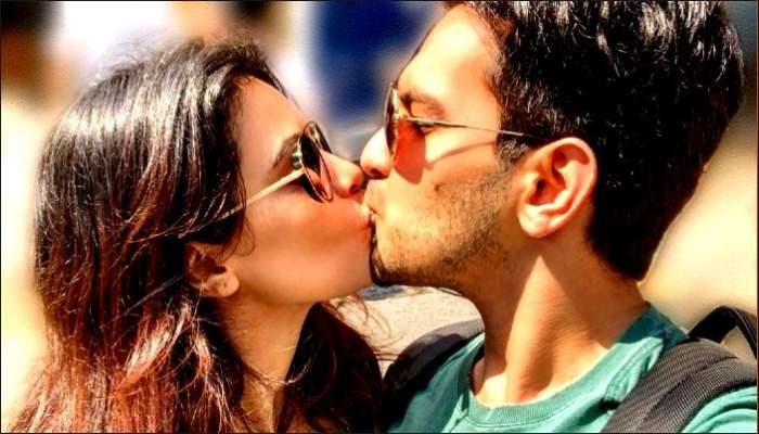 Kiss Day: Shweta-কে প্রকাশ্যেই চুম্বন উদিত নায়ারণ পুত্র Aditya-র