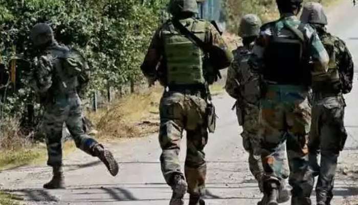 ভরা বাজারে কম্বলের তলা থেকে আগ্নেয়াস্ত্র বের করে গুলি পুলিসকে  
